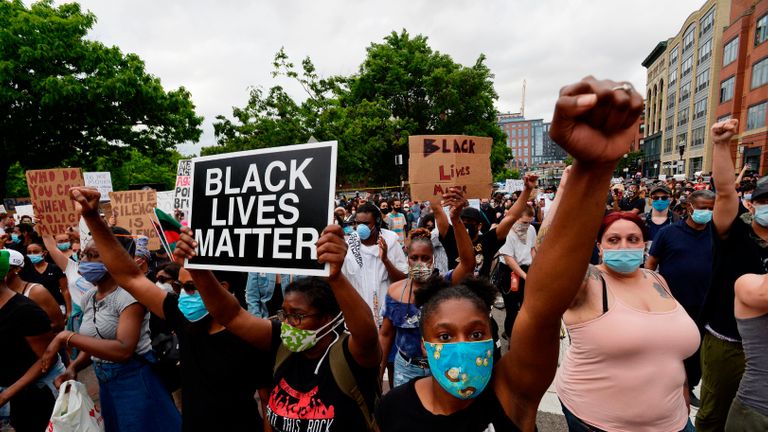 Les manifestants tiennent des pancartes alors qu'ils se rassemblent pour protester contre la brutalité policière et le racisme aux États-Unis, avec la mort récente de George Floyd, Ahmaud Arbery, Breonna Taylor, à Boston, Massachusetts, le 29 mai 2020. - Le policier de Minneapolis accusé d'avoir tué George Floyd, un Afro-américain menotté, a été accusé de meurtre le 29 mai alors que les autorités ont déclaré un couvre-feu après trois nuits de violentes manifestations qui ont laissé des parties de la ville en flammes.  (Photo par Joseph Prezioso / AFP) (Photo par JOSEPH PREZIOSO / AFP via Getty Images)