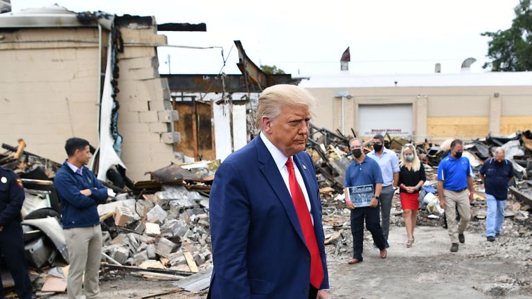 Le président américain Donald Trump visite une zone touchée par des troubles civils à Kenosha, Wisconsin, le 1er septembre 2020. - Trump s'est rendu à Kenosha, la ville du Wisconsin au centre d'un débat américain acharné sur le racisme, malgré les appels à rester à l'écart et prétend qu'il est dangereusement attiser les tensions comme stratagème de réélection.  (Photo de MANDEL NGAN / AFP) (Photo de MANDEL NGAN / AFP via Getty Images)
