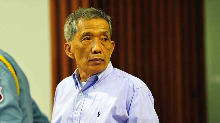 PHNOM PENH, CAMBODGE - 26 JUILLET: Dans ce document publié par la Chambre extraordinaire des tribunaux cambodgiens (CETC), Kaing Guek Eav, également connu sous le nom de 