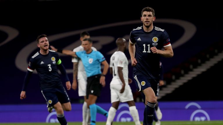 GLASGOW, ÉCOSSE - 04 SEPTEMBRE: Ryan Christie d'Écosse célèbre après avoir marqué depuis le point de penalty lors du match de phase de groupes de l'UEFA Nations League entre l'Écosse et Israël au stade national de Hampden Park le 04 septembre 2020 à Glasgow, en Écosse.  (Photo par Ian MacNicol / Getty Images)