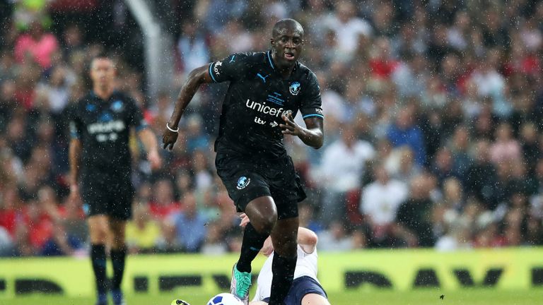 MANCHESTER, ANGLETERRE - 10 juin: Damian Lewis et Yaya Touré se battent pour le ballon pendant le match de Soccer Aid for UNICEF 2018 entre l'Angleterre et le reste du monde à Old Trafford le 10 juin 2018 à Manchester, en Angleterre.  (Photo par Lynne Cameron / Getty Images)