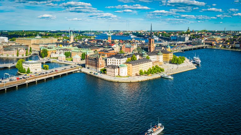 Vue aérienne panoramique sur le ciel bleu d'été au-dessus du front de mer emblématique de Gamla Stan et Sodermalm au cœur de Stockholm, la capitale animée de la Suède.
