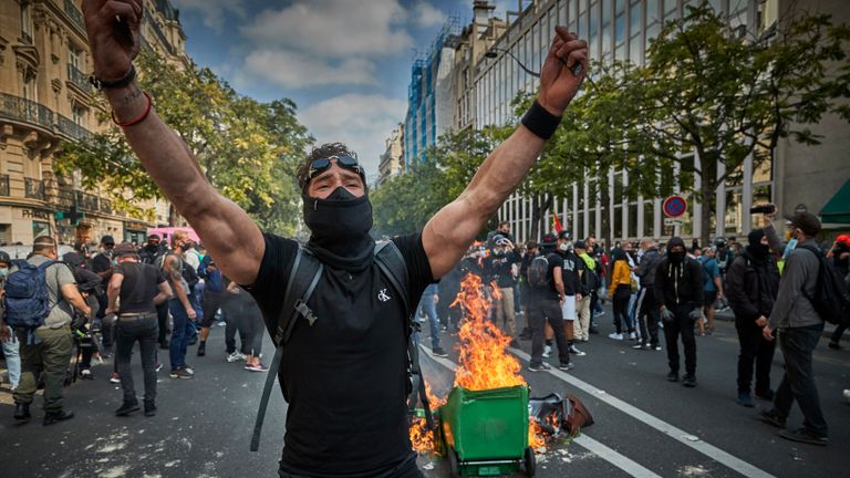 PARIS, FRANCE - 12 SEPTEMBRE: Un manifestant Gilets Jaune, ou gilet jaune, se moque de la police alors que le retour aux manifestations après des semaines de silence est devenu violent le 12 septembre 2020 à Paris, France.  Deux ans après le début de leurs actions de désobéissance civile contestées, les Gilets Jaunes appellent à la poursuite des réformes politiques et sociales au milieu de la crise de la santé publique.  (Photo par Kiran Ridley / Getty Images)