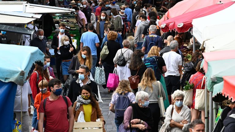 Des personnes portant un masque de protection pour freiner la propagation du nouveau coronavirus (Covid-19) achètent sur un marché le 12 septembre 2020 à Rennes, dans l'ouest de la France.  - L'évolution de la situation épidémiologique du coronavirus en France montre 