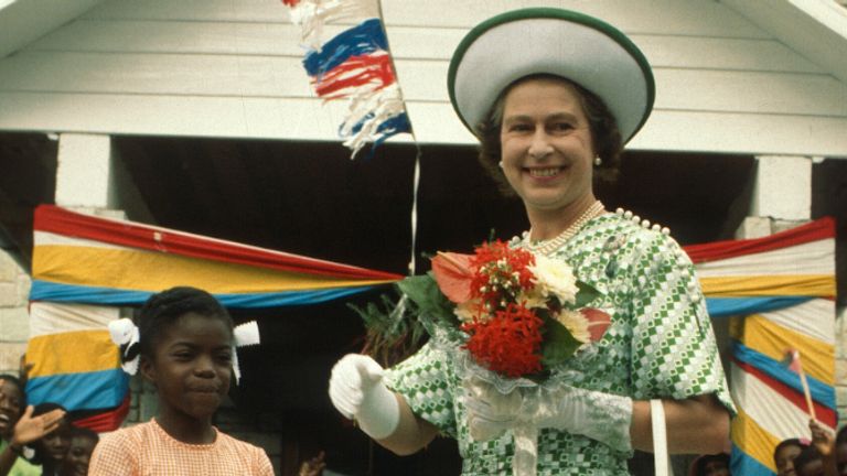 BARBADE - 01 NOVEMBRE: La reine Elizabeth II sourit avec une jeune fille à la Barbade le 01 novembre 1977 à la Barbade.  (Photo par Anwar Hussein / Getty Images)