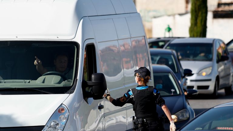 HUMANES, ESPAGNE - 21 SEPTEMBRE: La police municipale contrôle l'entrée de la ville le 21 septembre 2020 à Humanes, Madrid, Espagne.  Humanes est l'une des sept municipalités de Madrid qui possède des zones de santé de base (Alicante, Cuzco et France) dans lesquelles la Communauté de Madrid applique des limitations pour contrôler la pandémie de coronavirus depuis le 21 septembre.  L'activité dans les parcs et jardins qui seront fermés au public est suspendue.  (Photo par Oscar J. Barroso / AFP7 / Getty Images)