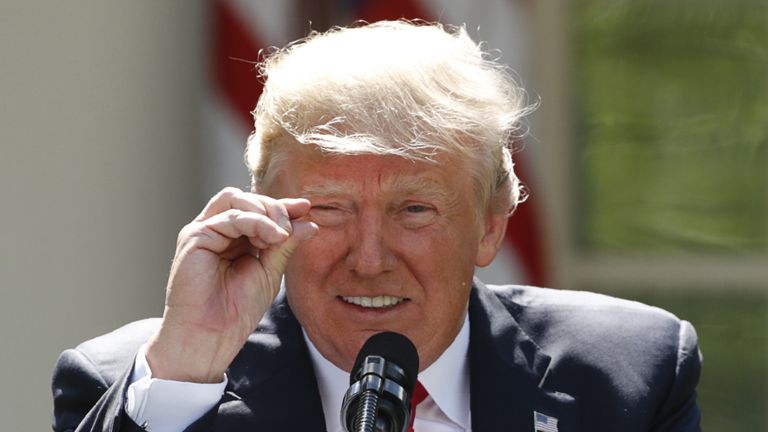 Donald Trump fait référence à des variations de température lorsqu'il annonce sa décision 