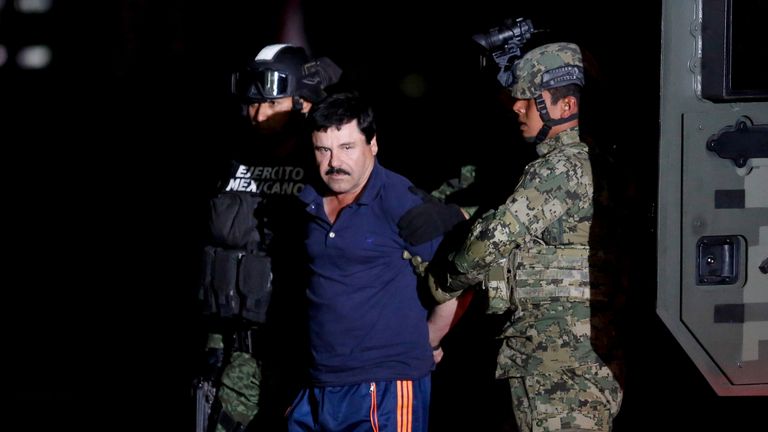 Des soldats défilent Joaquin Guzman devant des photographes en août dernier
