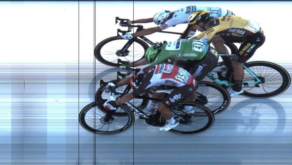 Sam Bennett ne parvient pas à remporter deux étapes consécutives du Tour alors que Caleb Ewan dépasse en photo-finish