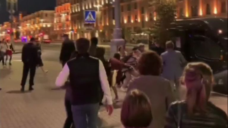 Des images montrant des `` escouades à l'arraché '' transportant des manifestants anti-gouvernementaux dans des fourgons