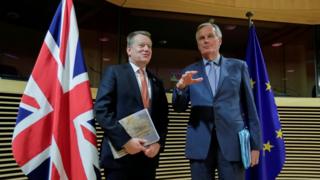 Lord David Frost (à gauche) et Michel Barnier (à droite