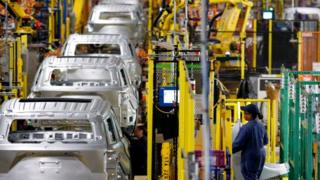 Les principaux constructeurs automobiles poursuivent le gouvernement américain au sujet des taxes à l'importation.