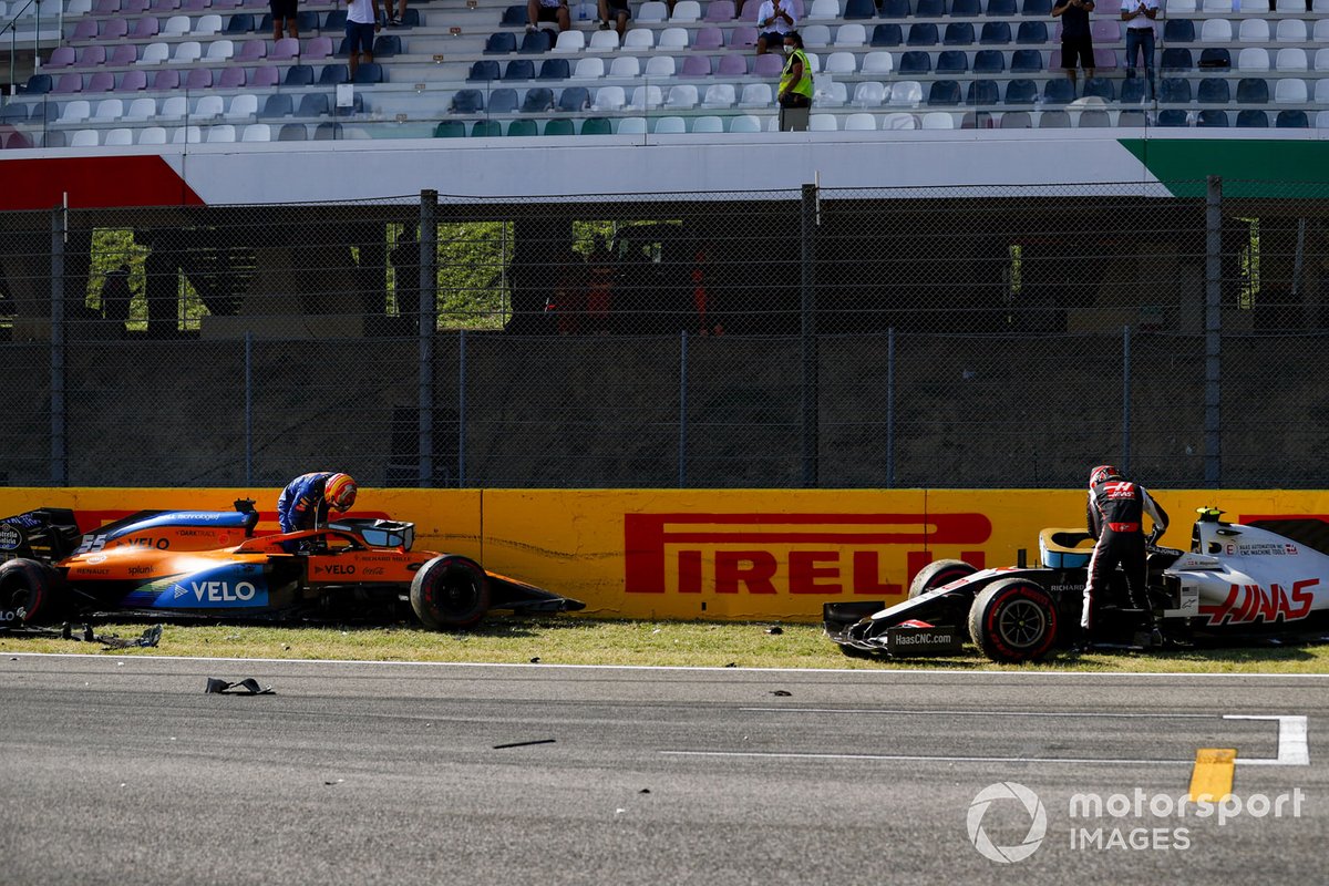 Carlos Sainz Jr., McLaren MCL35 et Kevin Magnussen, Haas VF-20, sortent de leurs voitures endommagées après s'être écrasés