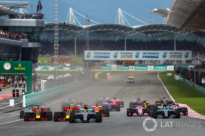 Lewis Hamilton, Mercedes-Benz F1 W08 mène au début de la course