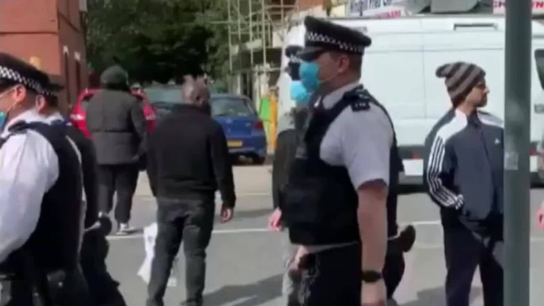 La police fait la queue à Croydon pour rendre hommage à un collègue qui a été abattu alors qu'il était en service.