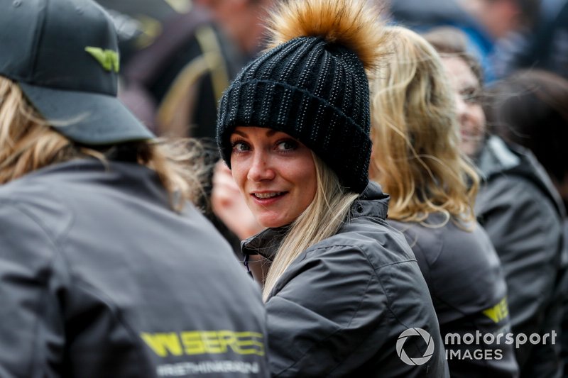 Jessica Hawkins à la séance d'autographes des pilotes