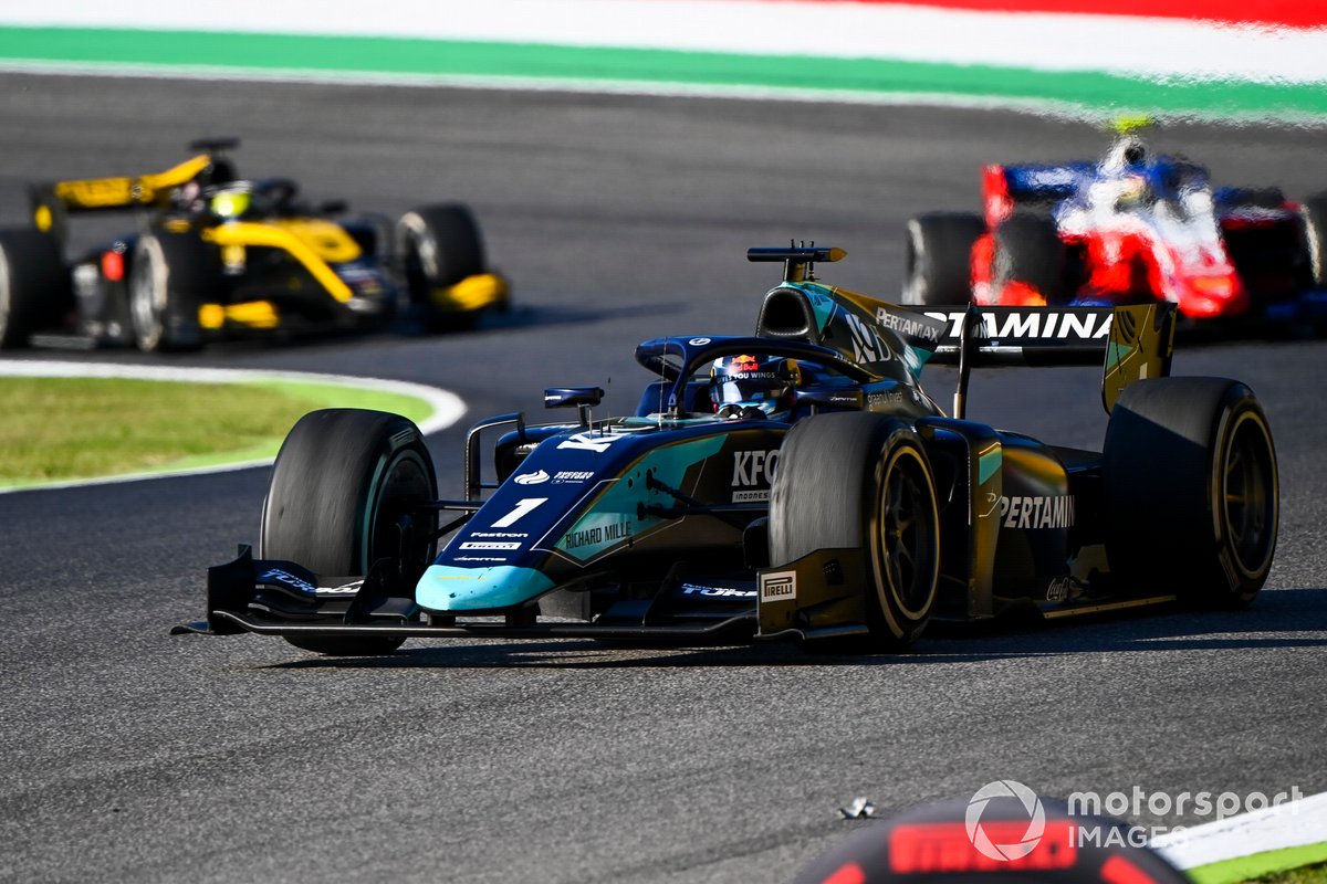 Juri Vips, Dams, dirige Robert Shwartzman, Prema Racing, et Guanyu Zhou, UNI-Virtuosi