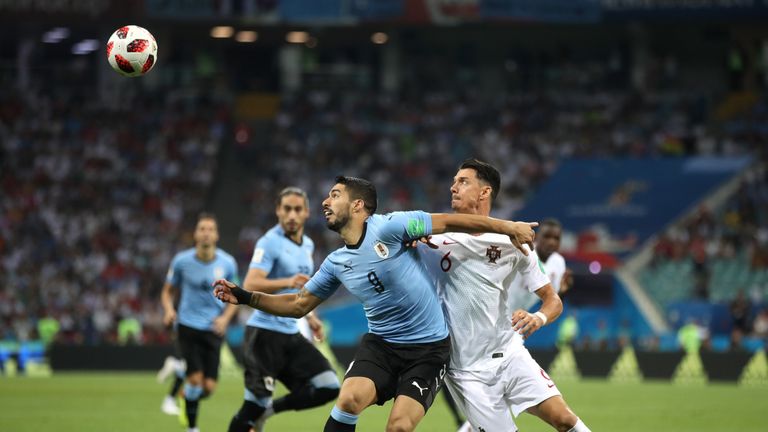 Luis Suarez se bat pour la possession