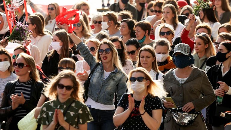 Les femmes lors d'un rassemblement de l'opposition à Minsk pour protester contre l'inauguration d'Alexandre Loukachenko 