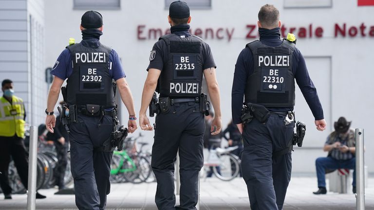 Des agents de police à l'extérieur de l'hôpital universitaire de la Charité à Berlin où le politicien de l'opposition russe Alexei Navalny est soigné