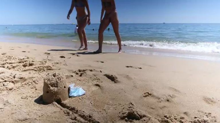 Les touristes britanniques sur une plage à Albufeira, en Algarve au Portugal