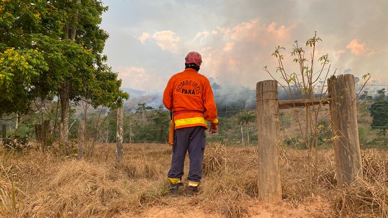 Les pompiers de la municipalité de Sao Felix do Xingu combattent un autre incendie dans la forêt tropicale