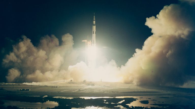 Le lancement du vaisseau spatial Apollo 17 de la NASA à partir du Pad A, Complexe de lancement 39 du Centre spatial Kennedy en Floride, le 7 décembre 1972. Il s'agit du premier lancement nocturne du véhicule Saturn V.  (Photo par Space Frontiers / Getty Images)