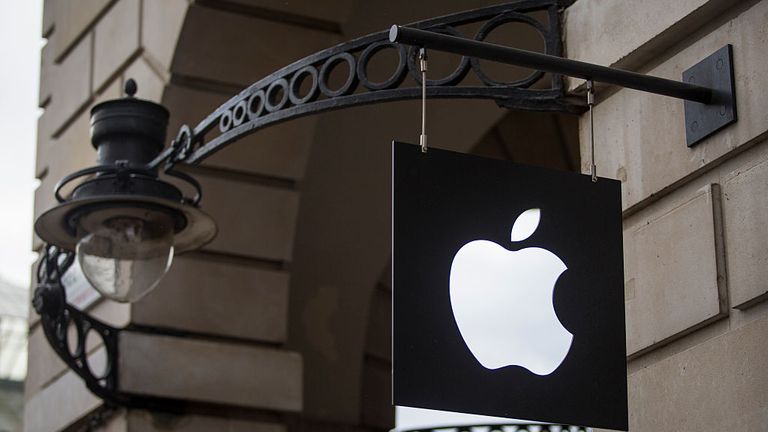 Londres, ANGLETERRE - 29 SEPTEMBRE: Le logo Apple se trouve sur un panneau à l'extérieur du magasin Covent Garden de l'entreprise le 29 septembre 2016 à Londres, en Angleterre.  La société de technologie Apple a annoncé que Battersea Power Station, un bâtiment classé Grade II et ancienne centrale électrique au charbon, deviendra son nouveau siège social à Londres d'ici 2021. Le bâtiment, inoccupé depuis des décennies, subit actuellement 9 milliards de livres sterling. restauration.  (Photo par Jack Taylor / Getty Images)
