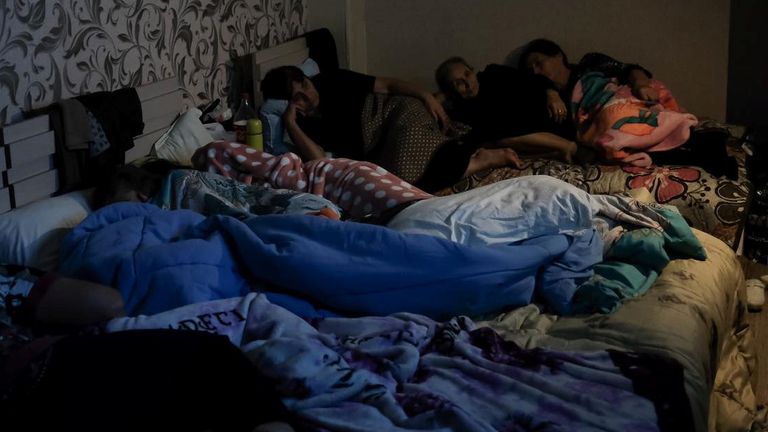 Des gens sont vus dans un abri anti-bombes à Stepanakert, la capitale de la région du Haut-Karabakh.  Pic: Ministère des Affaires étrangères arménien