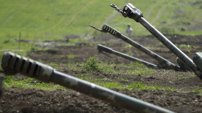 Artillerie arménienne près de la frontière du Haut-Karabakh.  Image de fichier