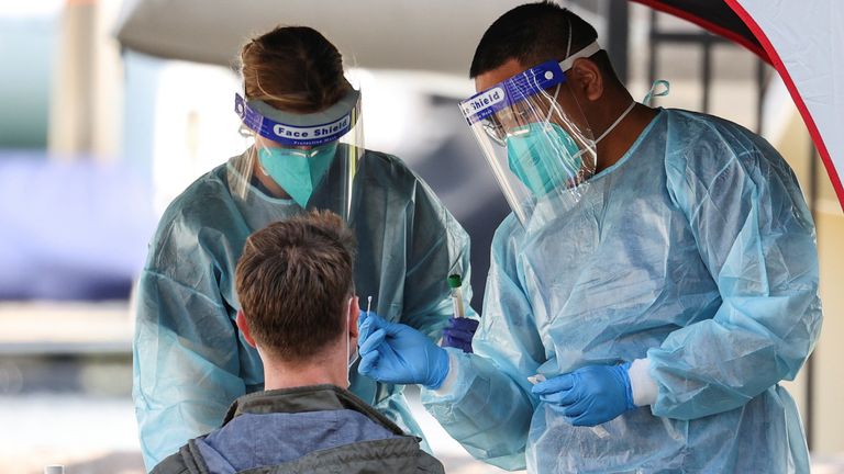 Le personnel médical administre des tests de dépistage du coronavirus dans un centre éphémère à Sydney