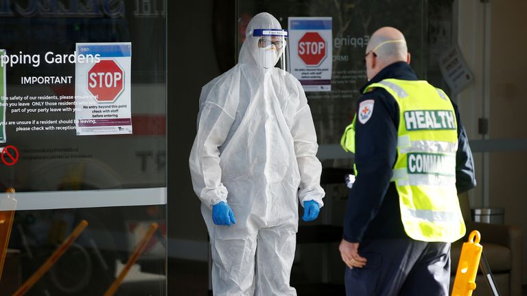 Le personnel médical et un commandant de la santé sont vus dans un établissement de soins pour personnes âgées à Melbourne
