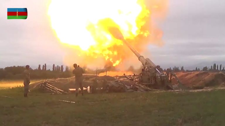 Des membres des forces armées azéries tirant de l’artillerie lors d’affrontements entre l’Arménie et l’Azerbaïdjan sur le territoire du Haut-Karabakh.  Pic: Ministère de la Défense d'Azerbaïdjan / Reuters
