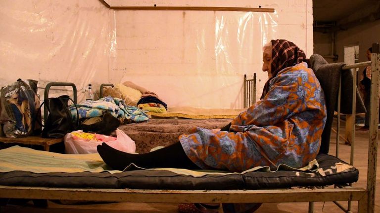 Une femme âgée est assise sur un lit dans le sous-sol d'un immeuble utilisé comme abri anti-bombe dans la ville principale du Haut-Karabakh, Stepanakert 