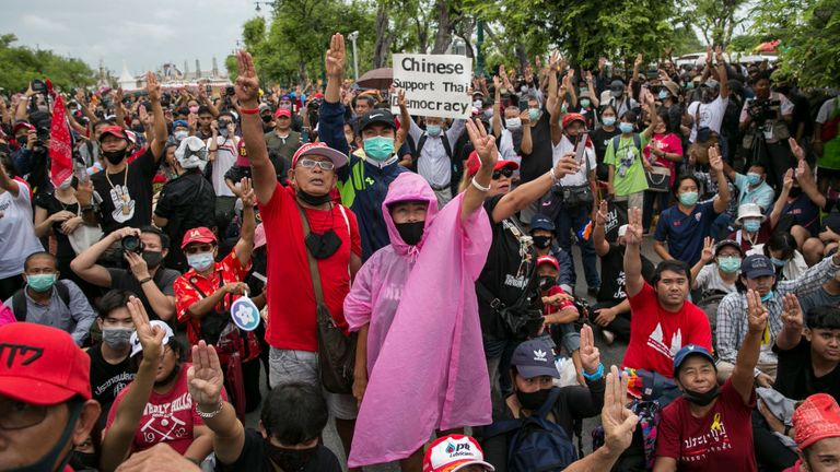 Des manifestants anti-gouvernementaux organisent un rassemblement à Bangkok
