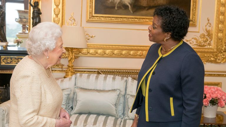 La reine avec la gouverneure générale de la Barbade Dame Sandra Mason en 2018
