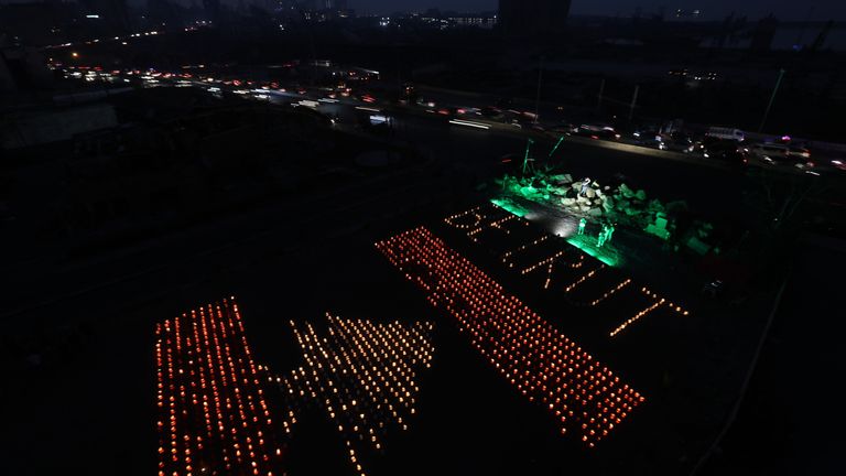 Des lanternes en papier en forme de drapeau libanais marquent un mois depuis l'explosion meurtrière de la ville