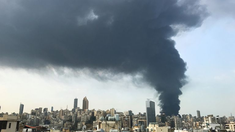 La fumée monte sur la zone portuaire de Beyrouth 