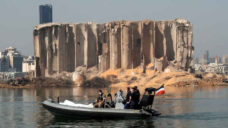Des membres de l'armée libanaise et de l'armée française patrouillent devant les ruines du site de l'explosion à Beyrouth