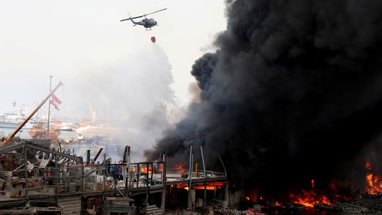 Un hélicoptère tente d'éteindre un incendie qui s'est déclaré dans la zone portuaire de Beyrouth, au Liban, le 10 septembre 2020. REUTERS / Mohamed Azakir