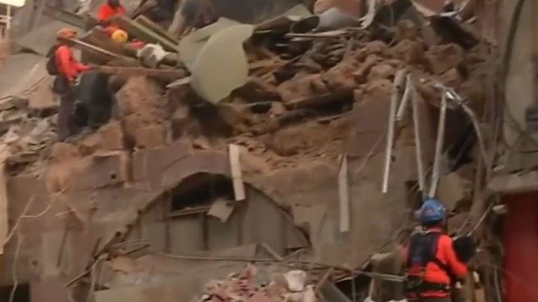 Les équipes de sauvetage pensent qu'il pourrait y avoir des signes de vie sous les décombres à Beyrouth