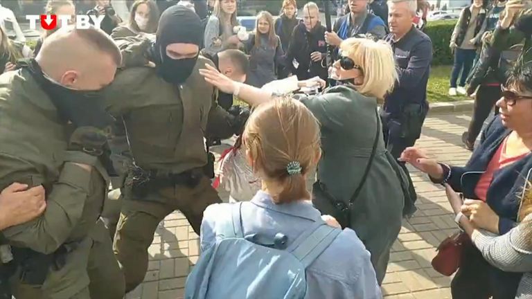 Les femmes qui manifestent en Biélorussie tentent de déchirer les cagoules des policiers qui tentent de les retenir, forçant les policiers à battre en retraite.