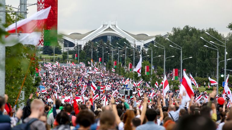 Des dizaines de milliers de manifestants se sont rendus dimanche