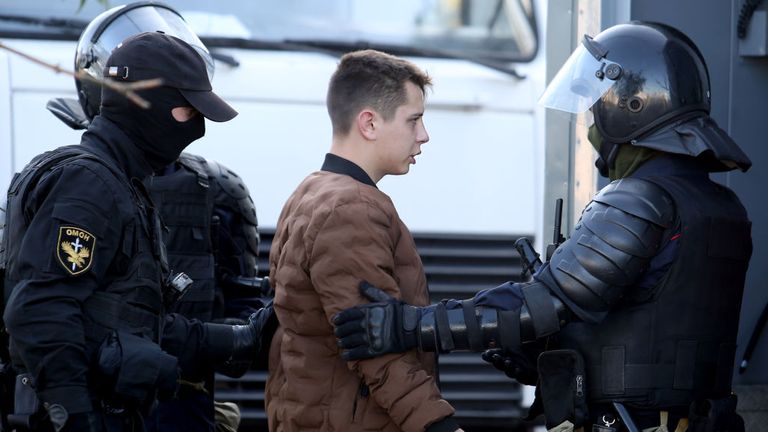 Un homme est arrêté par la police le 20 septembre 2020 à Minsk en marge d'une manifestation appelée par le mouvement d'opposition pour la fin du régime du dirigeant autoritaire Alexander Lukashenko.  - Les autorités biélorusses ont amené aujourd'hui des camions militaires et des barbelés dans le centre de Minsk avant une marche de l'opposition prévue, un jour après que la police a arrêté des centaines de manifestantes.  (Photo par - / TUT.BY / AFP) (Photo par - / TUT.BY / AFP via Getty Images)
