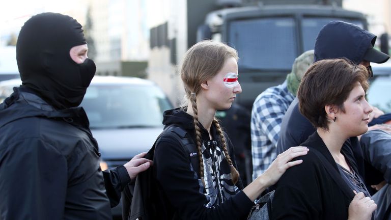 Des femmes sont arrêtées par la police le 20 septembre 2020 à Minsk lors d'une manifestation appelée par le mouvement d'opposition pour la fin du régime du chef autoritaire Alexander Lukashenko.  - Les autorités biélorusses ont amené aujourd'hui des camions militaires et des barbelés dans le centre de Minsk avant une marche de l'opposition prévue, un jour après que la police a arrêté des centaines de manifestantes.  (Photo par - / TUT.BY / AFP) (Photo par - / TUT.BY / AFP via Getty Images)
