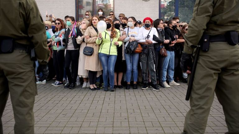 Des femmes se rassemblent devant des agents des forces de l'ordre lors d'un rassemblement pour protester contre les résultats de l'élection présidentielle à Minsk le 19 septembre 2020. - Le président biélorusse Alexander Lukashenko, qui dirige l'ancien État soviétique depuis 26 ans, a affirmé avoir battu le chef de l'opposition Svetlana Tikhanovskaya avec 80% des voix aux élections du 9 août.  (Photo par - / TUT.BY / AFP) (Photo par - / TUT.BY / AFP via Getty Images)
