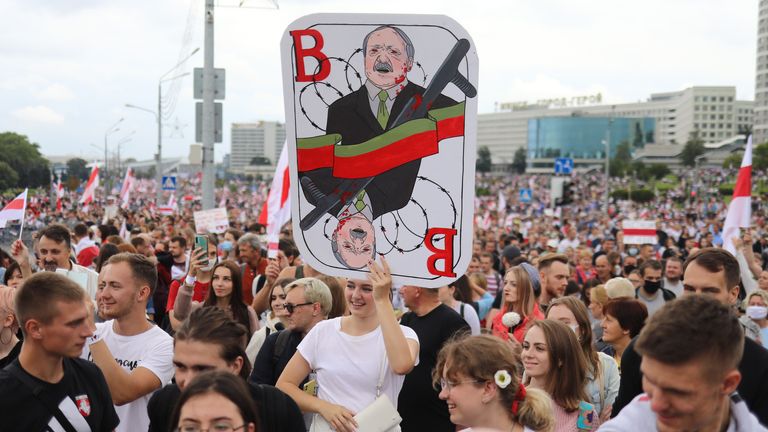Des partisans de l'opposition biélorusse défilent dans la ville