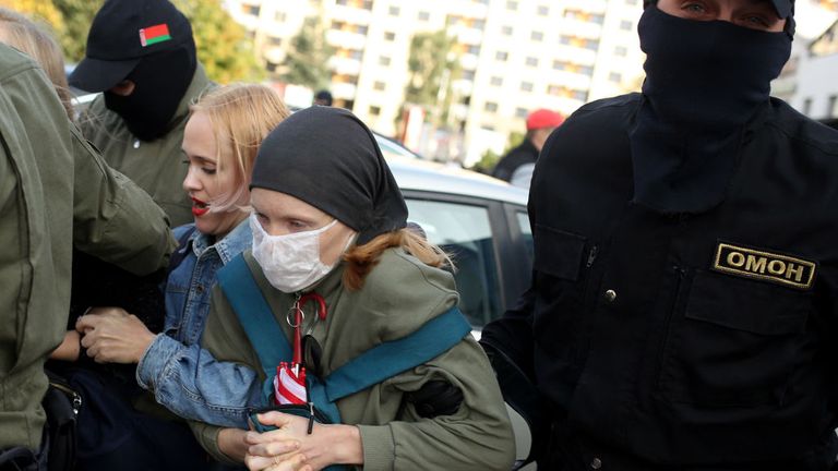 Des agents des forces de l'ordre arrêtent des femmes lors d'un rassemblement pour protester contre les résultats de l'élection présidentielle biélorusse à Minsk le 19 septembre 2020. - Le président biélorusse Alexander Lukashenko, qui dirige l'ex-État soviétique depuis 26 ans, a affirmé avoir battu la chef de l'opposition Svetlana Tikhanovskaya avec 80% des voix aux élections du 9 août.  (Photo par - / TUT.BY / AFP) (Photo par - / TUT.BY / AFP via Getty Images)
