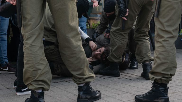 MINSK, BELARUS - 19 SEPTEMBRE: Une femme est blessée à la tête alors que des manifestants pacifiques sont encerclés par la police et arrêtés en masse lors d'une marche de femmes le 19 septembre 2020 à Minsk, en Biélorussie.  Les femmes ont été à l'avant-garde du mouvement de protestation biélorusse à la suite de l'élection présidentielle controversée du 9 août, qui, selon les critiques du gouvernement, a été truquée en faveur de l'actuel président Alexander Lukashenko.  (Photo par Jonny Pickup / Getty Images)
