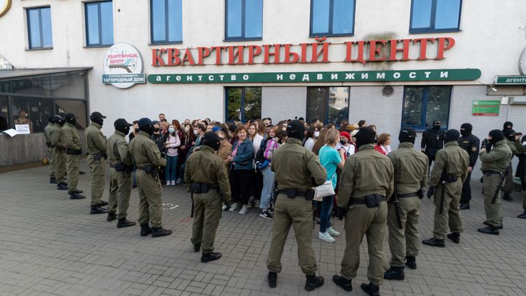 MINSK, BELARUS - 19 SEPTEMBRE: Des manifestants pacifiques sont encerclés par la police et arrêtés en masse lors d'une marche de femmes le 19 septembre 2020 à Minsk, en Biélorussie.  Les femmes ont été à l'avant-garde du mouvement de protestation biélorusse à la suite de l'élection présidentielle controversée du 9 août, qui, selon les critiques du gouvernement, a été truquée en faveur de l'actuel président Alexander Lukashenko.  (Photo par Jonny Pickup / Getty Images)
